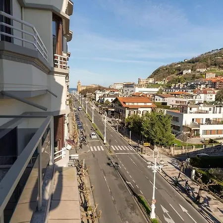 Daire Bright With A/c, Parking Optional *